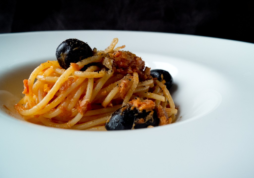 Mica la solita pasta col tonno: spaghetti con tonno, lardo e olive.